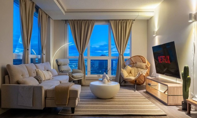 Haysboro Apartment | 2BR Penthouse » AC » BBQ » Parking » Sleeps 6 - 8