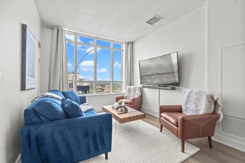 Etobicoke House | 2BR Penthouse Views of Toronto, Pool and Sauna