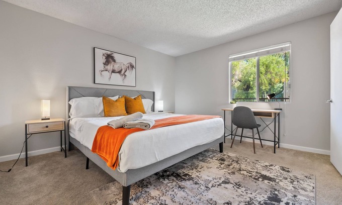 Mesa Apartment | 2BR/Pool/Gym/1 Mi To Banner Hospital