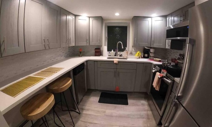 Bay Shore Apartment | Pet-Friendly 2BR Oceanfront Apt with Kitchen & Events Access