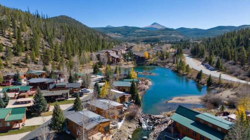 Breckenridge House | Guest Rated 10/10: Riverside Cabin with Hot Tub Access