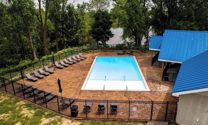 Grandville Apartment | Elegant 2BR Suite at The Grand Castle with Pool & Gym