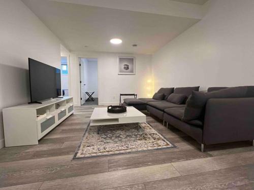 Keith Apartment | Modern 2 Bedroom Suite Near Banff National Park with Parking