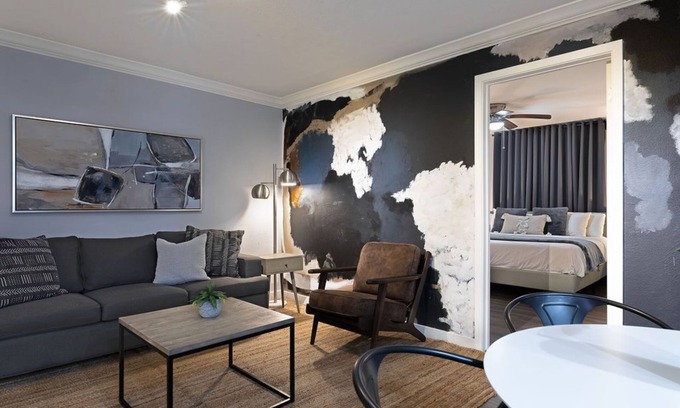 MacGregor Apartment | Discover 2BR The TMC Flats by Hermann Park & Zoo!