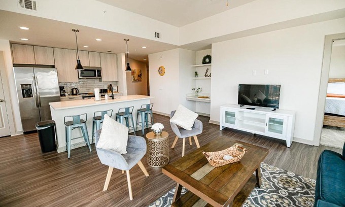 Third Ward Apartment | Stylish 2BR Uptown Apartment Near Truist Field - Pet Friendly