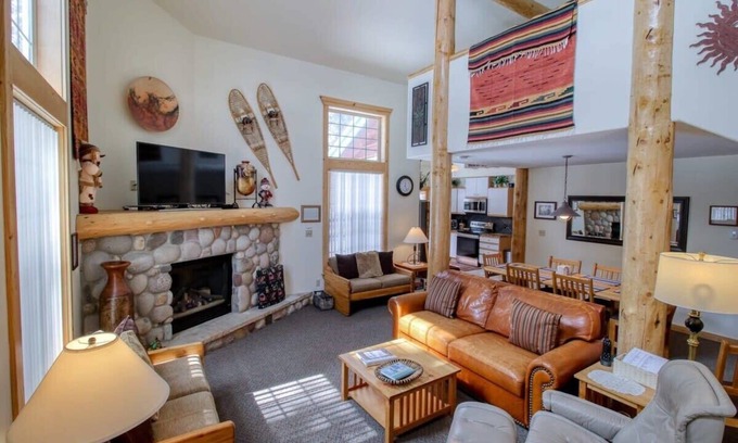 Leadville Cabin | Family Friendly 2BR Loft with Fireplace & BBQ Amenities