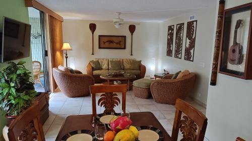Kahaluu Bay Apartment | 2br White Sands Village condo right at the beach