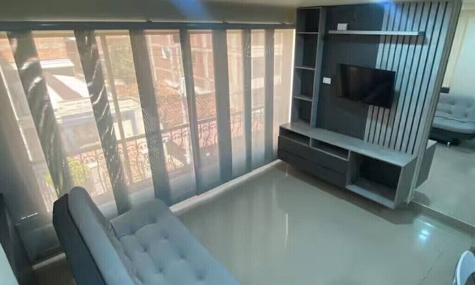Bello Apartment | [2BR] WIFI UHS + Gourmet Kitchen+ Workspace + HotShower (BEST LOCATION)