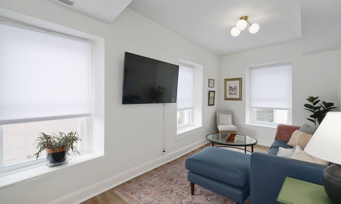Manayunk Apartment | Scenic Balcony Retreat with City Views and Parking