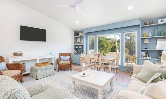 Isle of Palms Condo | Family-Friendly Poolside Retreat with Ocean Views