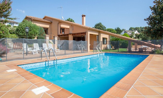 Puigventos Villa | Spacious Home for 10 with Private Pool in a Tranquil Setting