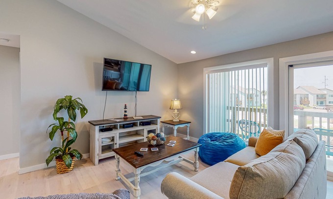 Port Aransas Condo | Top-Rated Condo with Pool & Hot Tub Near Marina