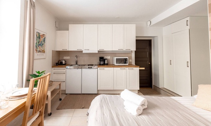Kaartinkaupunki Apartment | Bright Studio Near Esplanade Park with Family-Friendly Amenities