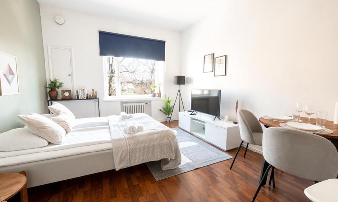 Ullanlinna Apartment | Cozy Helsinki Center Studio with Park View for Families