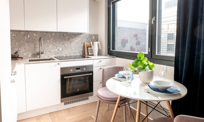Kluuvi Apartment | Modern Studio with Balcony - Family-Friendly Comfort