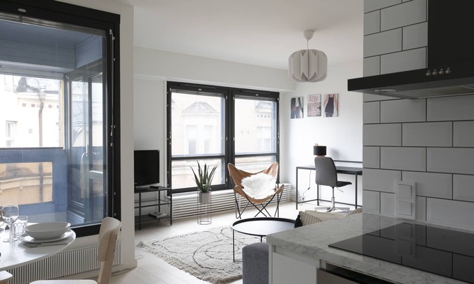 Kluuvi Apartment | Modern 1BR Apartment with Balcony and Family Amenities