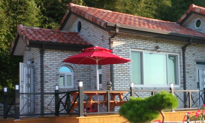 Yongju-ri House | Discover a Cozy Guest Room with Kitchen and Breakfast!