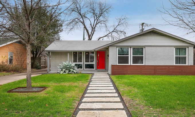 Windsor Park House | Pet-Friendly Retreat: 10/10 Rated, Just Minutes from Downtown