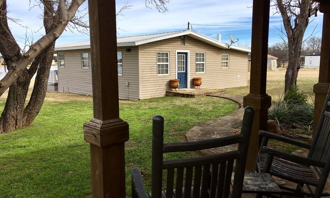 Graford House | Cozy Ocean View House with Breakfast and Kitchen Amenities