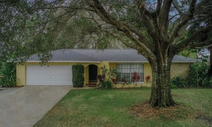 Sun 'N Lake House | 3/2 home in tranquil Sebring with AC, and close to beautiful Lake Jackson!