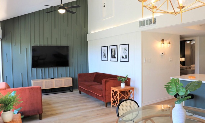 Comanche Point At Point Venture House | Modern 3/2 Retreat with Lake View and Pool Access