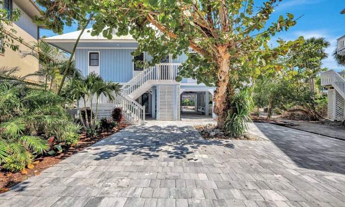 Captiva House | Coastal Retreat: Pool, Tennis & Steps to the Beach