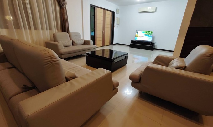 Lutong House | Cozy 3.5 Storey Retreat with Hot Tub for Up to 12 Guests