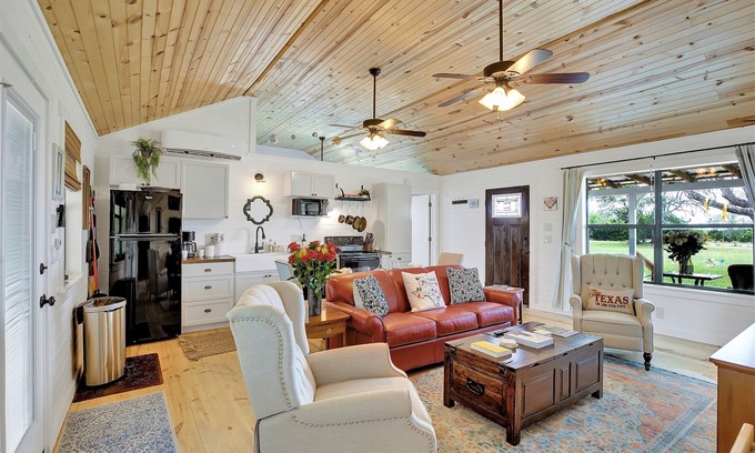 Fredericksburg House | Discover Scenic Retreats with Pool & Spa in Fred Wine Country