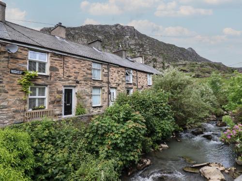 Tanygrisiau House | Family-Friendly Stay at 3 Barlwyd Terrace with Pets Welcome
