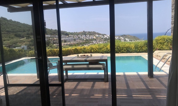 Dagbelen Villa | Beachside Retreat: Private Pool, Garden & Epic Sunsets