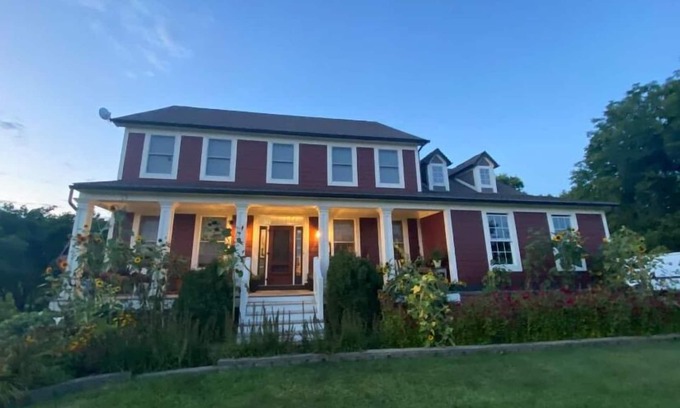 Goldsmith House | Cozy 3-Bed Suite with Private Pool, Rated 10/10 by Guests