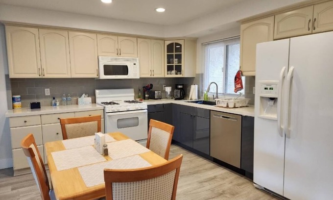 Port Hueneme House | Beachfront 3-BD Townhouse with Pool and Ocean Views