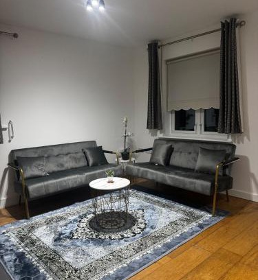 Heaton House | 3 BDR House for 5 or 6 pax 35 mins to Central London via Train