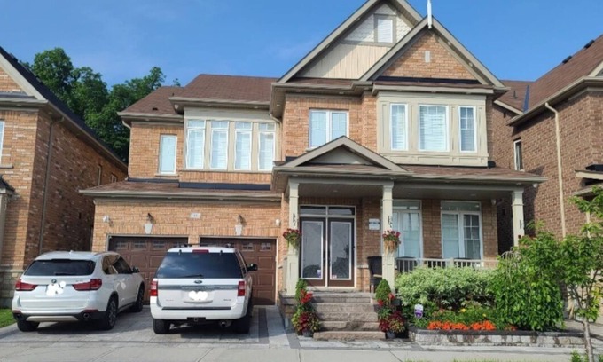 Brampton House | Family-Friendly 2 Bedroom Retreat Near Toronto With Kitchen