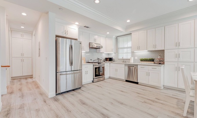 Mid Central House | Perfect 3 BDRM Townhome in Pasadena with Private Parking