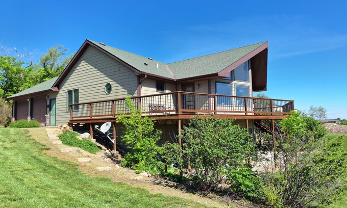 Martell House | 3 Bdrm Acreage W/Panoramic View!