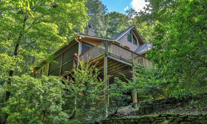 Walnut Mountain Cabin | 3-bdrm cabin in Ellijay, gated community, outdoor firepit and pool access