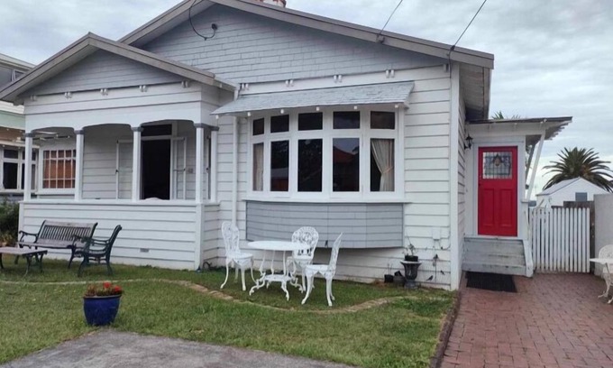 Northcote House | Cozy 3 Bdrm Suite in Historic North Shore Bungalow