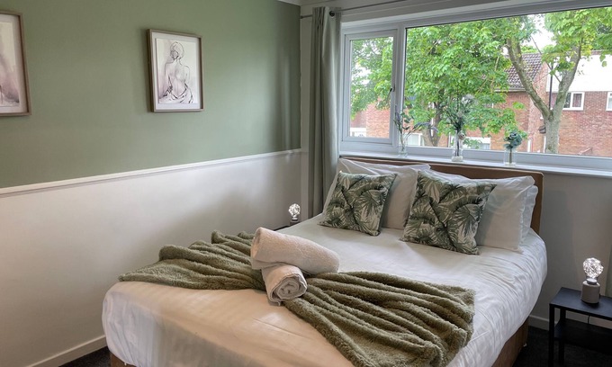 Newcastle-upon-Tyne House | Convenient 3-Bedroom Stay with Great Links & Parking
