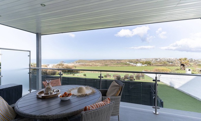 Crantock Apartment | 3 Beachview - apartment in Crantock sleeps 4 guests in 2 bedrooms
