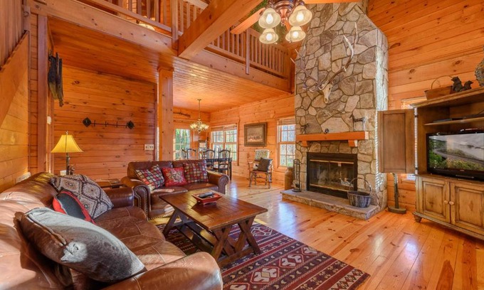 Boone House | Experience Comfort at 3 Bears Den with Hot Tub & Breakfast