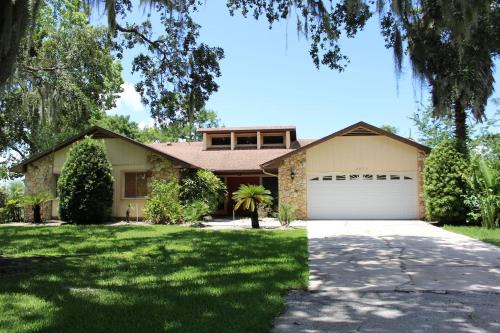 Oviedo House | 3 Bed 2 Bath Amazing Lakeview , Jacuzzi Bath Tub