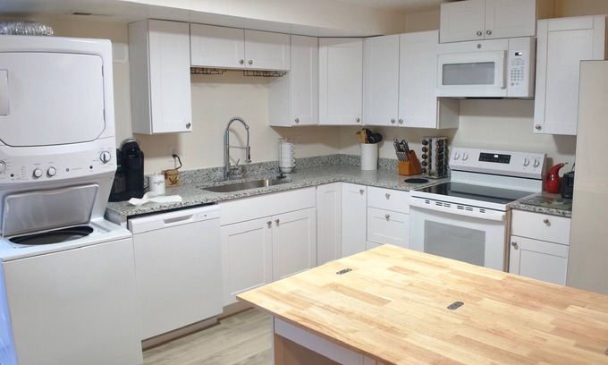 Midvale House | 3-bed/2 bath basement apt. in charming Midvale with AC, wifi, laundry & hot tub.