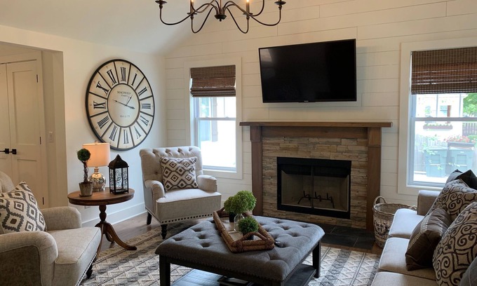 Three Oaks House | Stylish 3-Bed Designer Cottage Steps from Journeyman