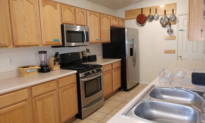 Westgate Heights House | Family-Friendly 3 Bed Home with Kitchen & Driveway Parking