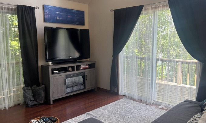 Roach Cabin | 3 bed/2 bth cabin. family, hunter, & fisherman friendly, dogs stay free.