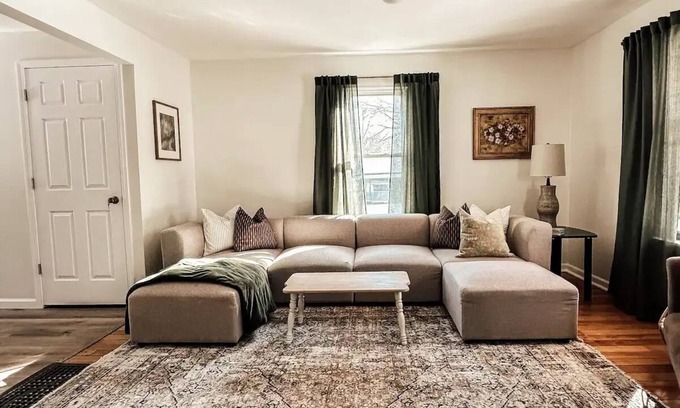North Syracuse House | Exceptional 3-Bed Bungalow with Child-Friendly Amenities