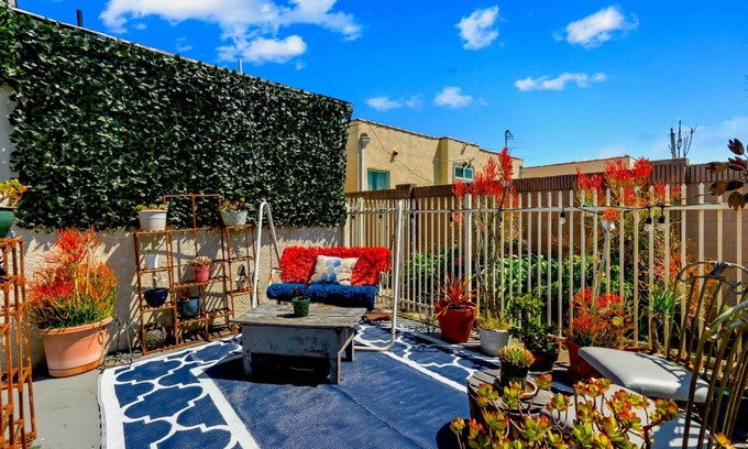 Los Angeles House | 3 bed 3 full bath 5 min to SOFI w Lrg backyard, BBQ & FREE PARKING