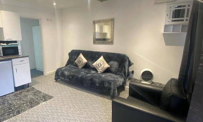 Merthyr Tydfil Apartment | Cozy 3-Bed Apartment in Merthyr Tydfil with Breakfast