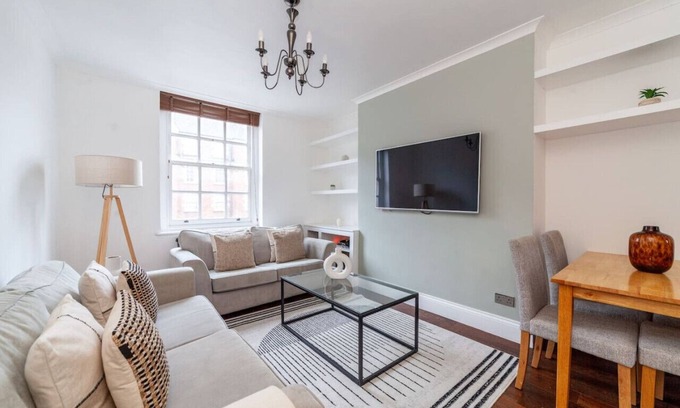St. Johns Wood Apartment | Convenient St John's Wood Apartment with Family Amenities